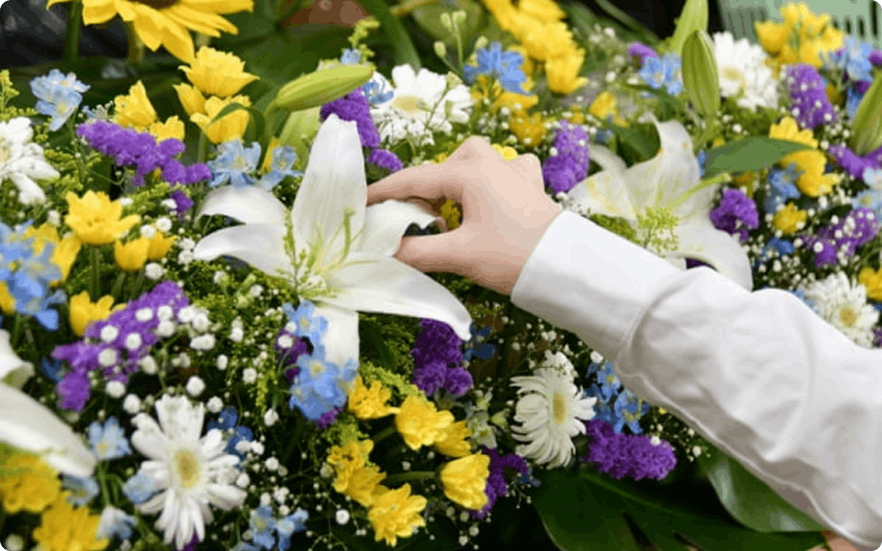 供花に手を添えるイメージ