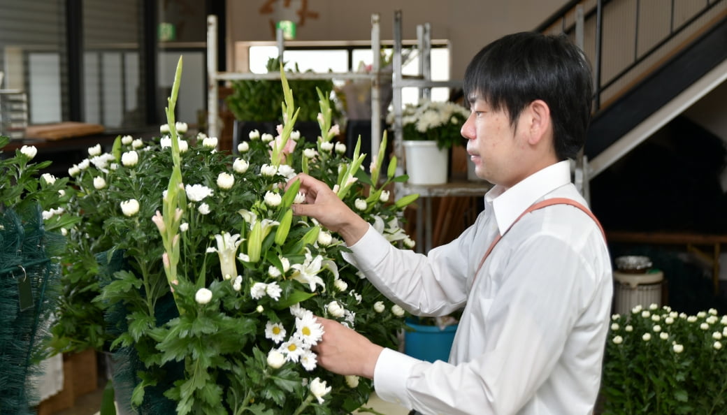 故人様のお好きな花、色をお聞きしてお花を提供します